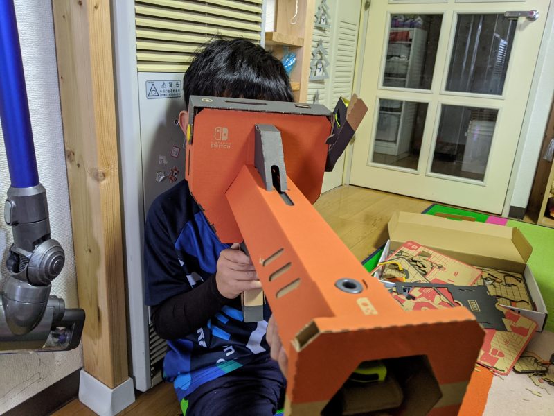 NINTENDO LABO　バズーカを操作するむすこ