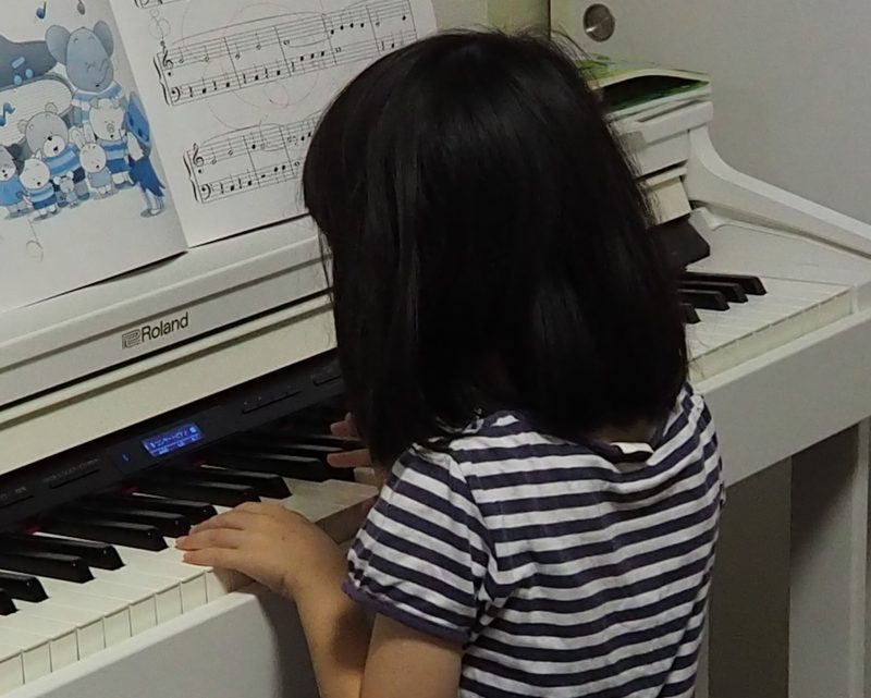 ピアノ練習をするむすめ