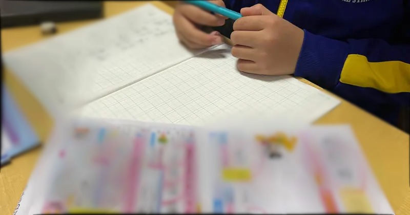 漢字練習中のむすこ