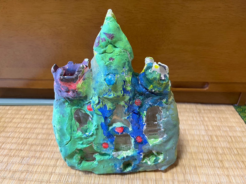 これは小3当時のむすこの作品です。「ドラゴンの城」とか言ってたような気がします。このようなものを作ります。