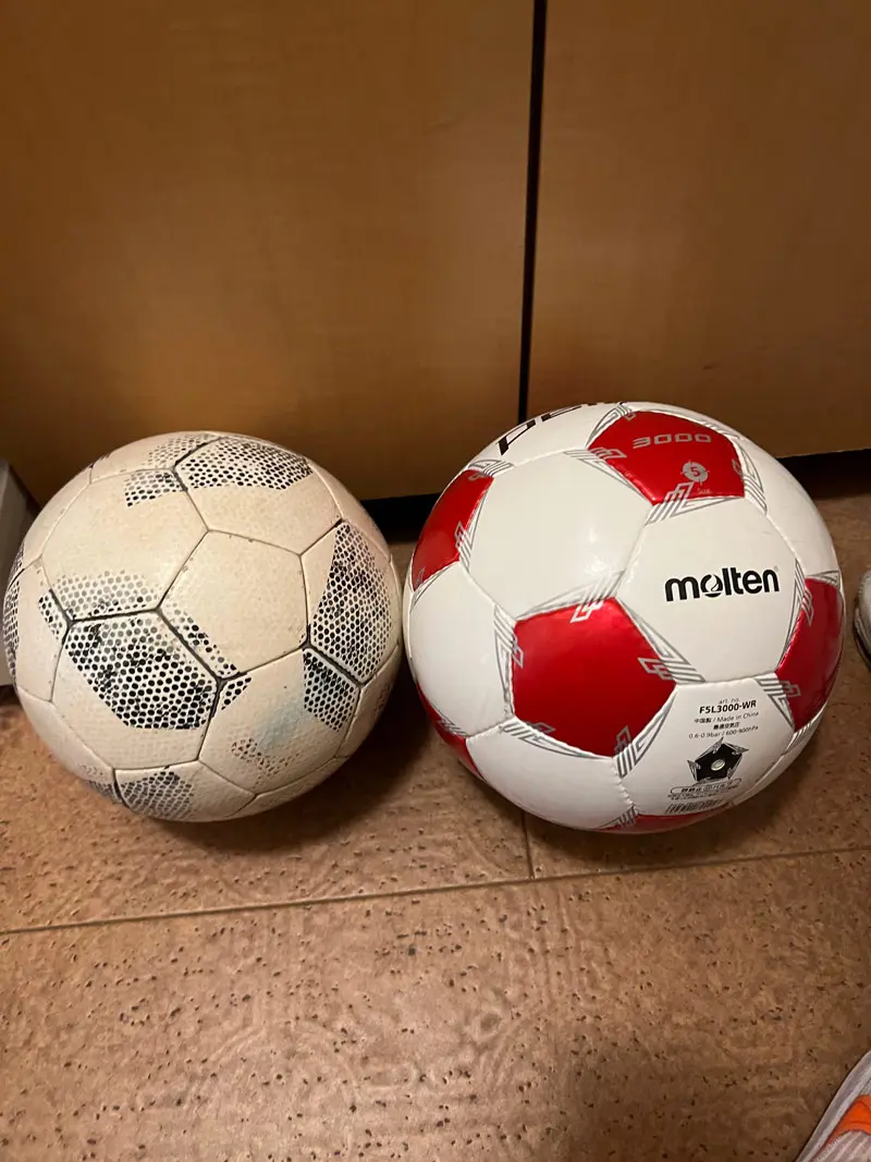左がボロボロの小学校までの4号級サッカーボール、来月から右の5号級ボールになります。大きさ違う！