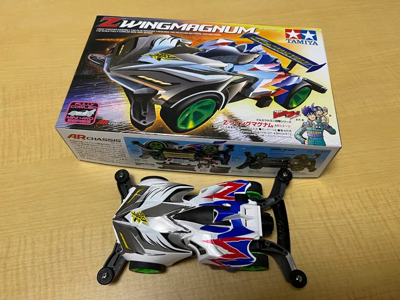 むすこが買って来たミニ四駆シールは自分で貼ったそうです。